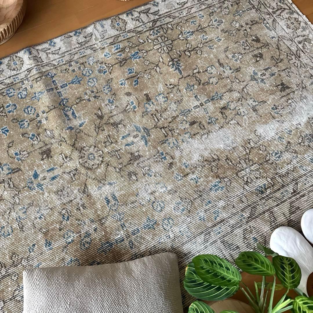 91×176淡いベージュ青い花　ボタニカル柄　トルコヴィンテージラグ