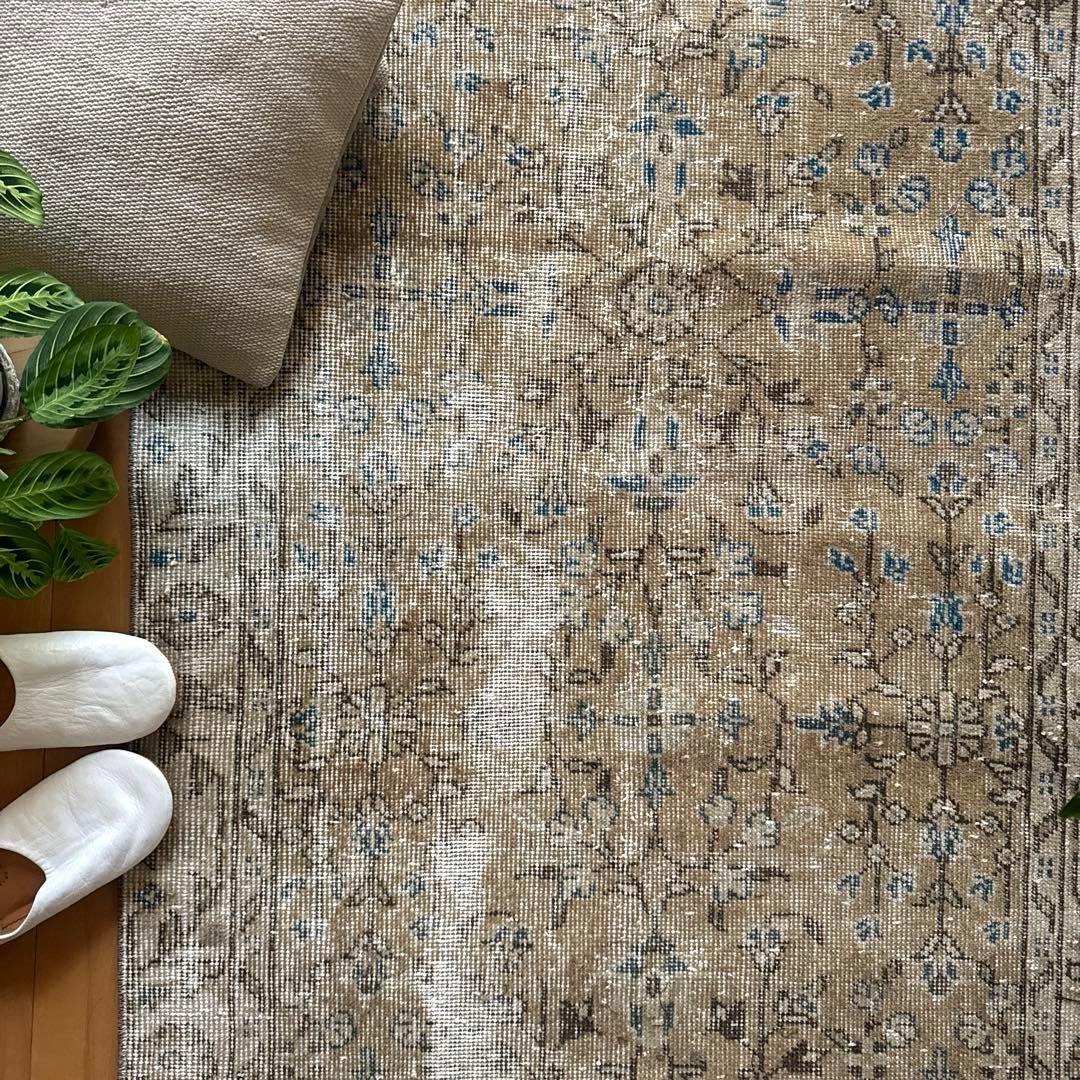 91×176淡いベージュ青い花　ボタニカル柄　トルコヴィンテージラグ