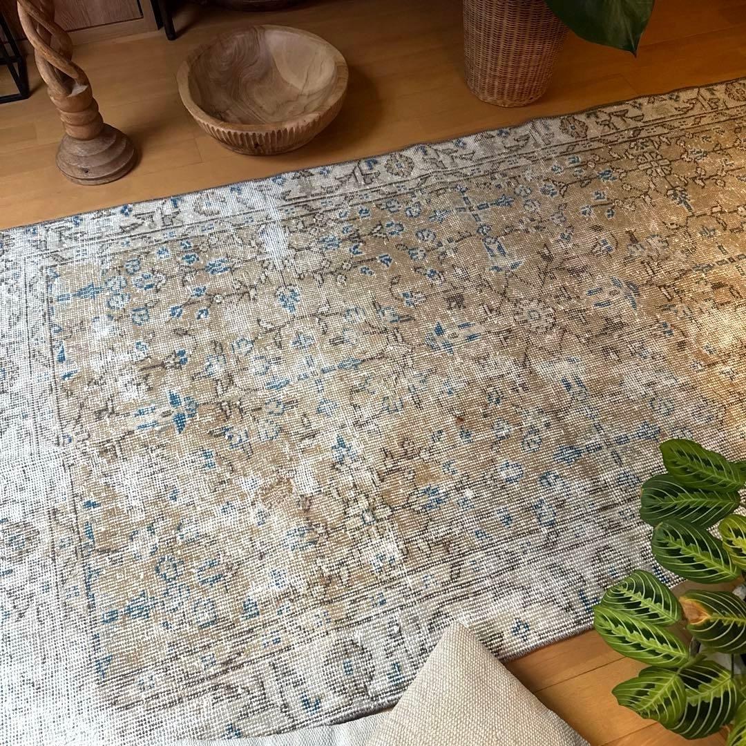 91×176淡いベージュ青い花　ボタニカル柄　トルコヴィンテージラグ