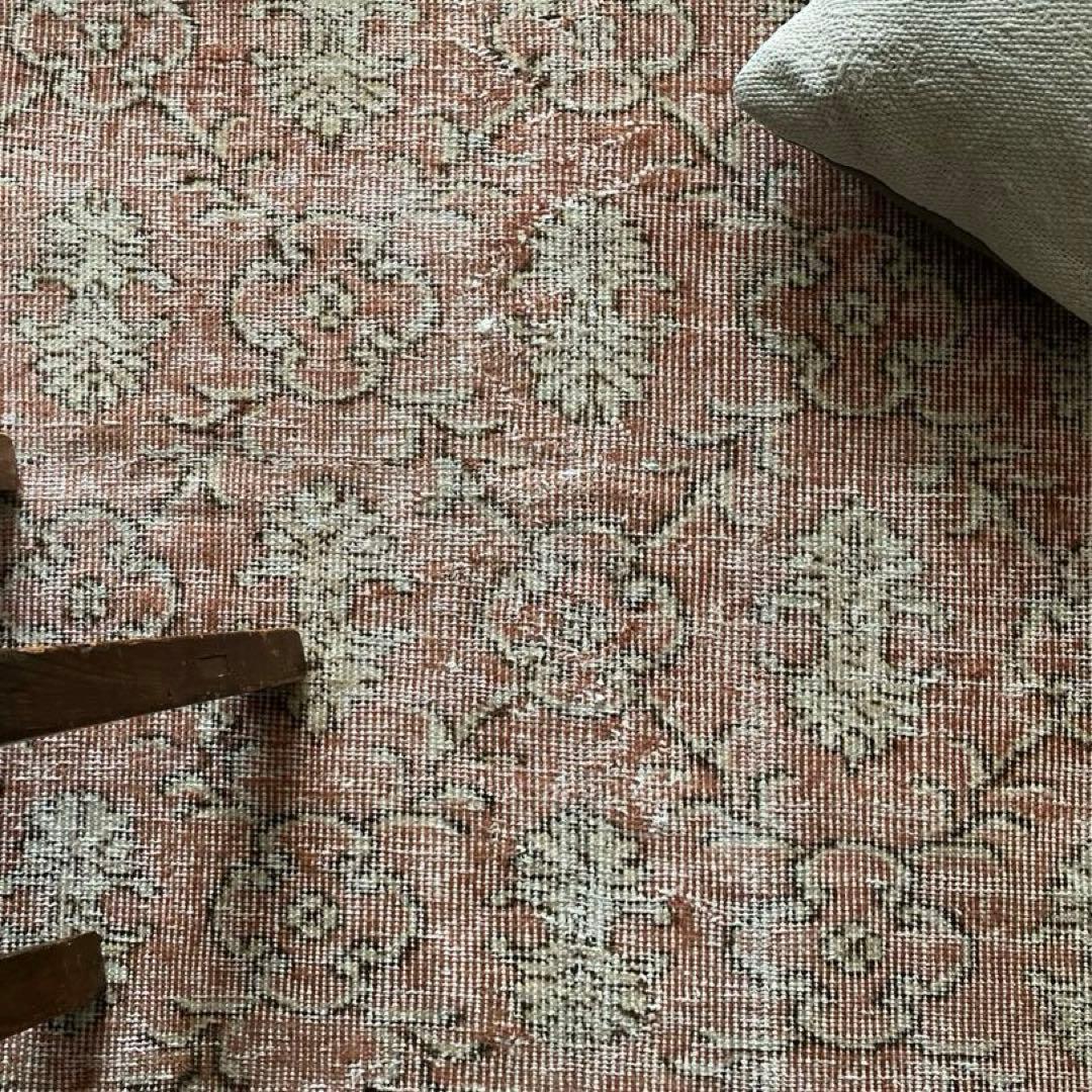 シャビーピーチ紋章柄　ヴィンテージラグ　トルコラグ