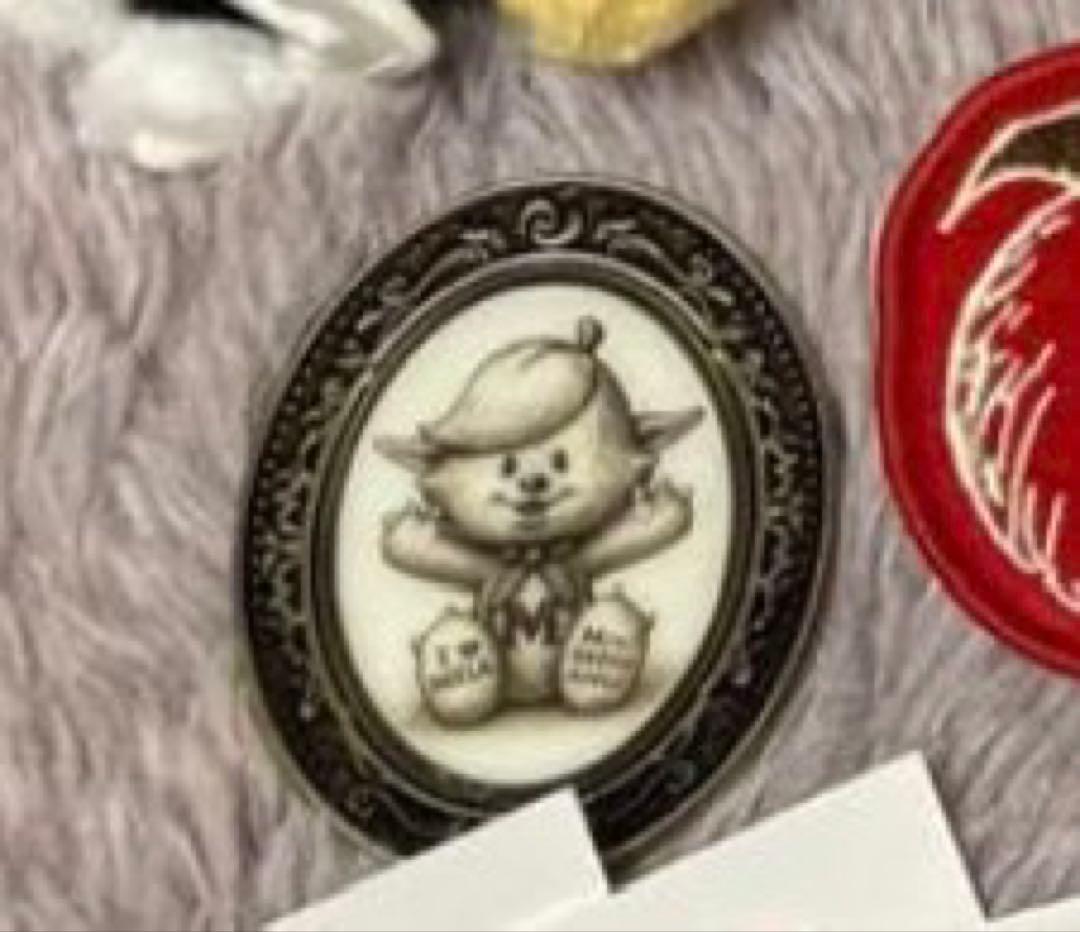 マイキー、バベルビンテージTとメメルピンバッチ