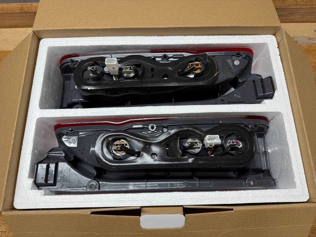 ハイエース　8型　純正　テールランプ　左右セット