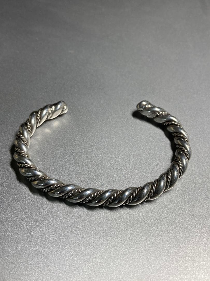 スティーブアルビソ　シルバー ツイストデザイン バングル