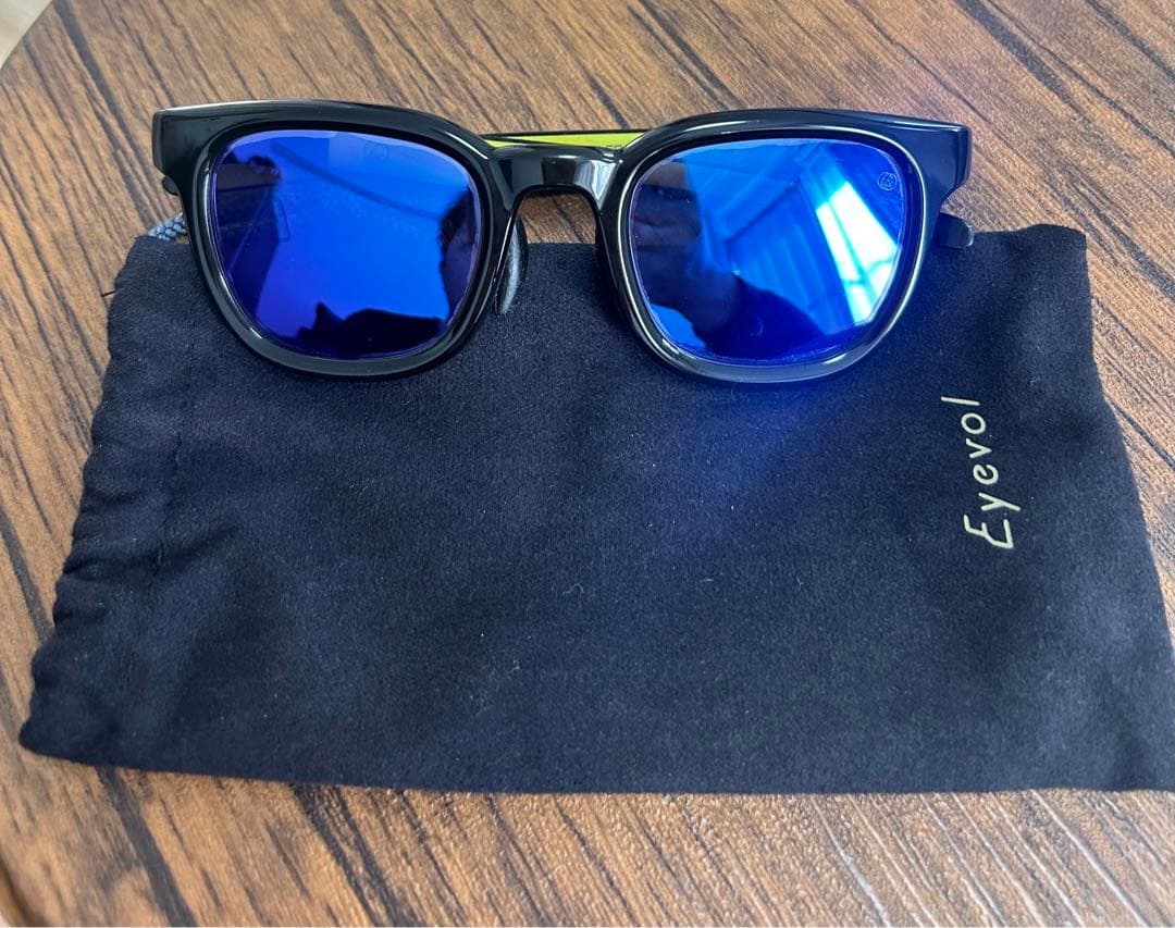 Eyewol クラシックサングラス 黒フレーム 青レンズ