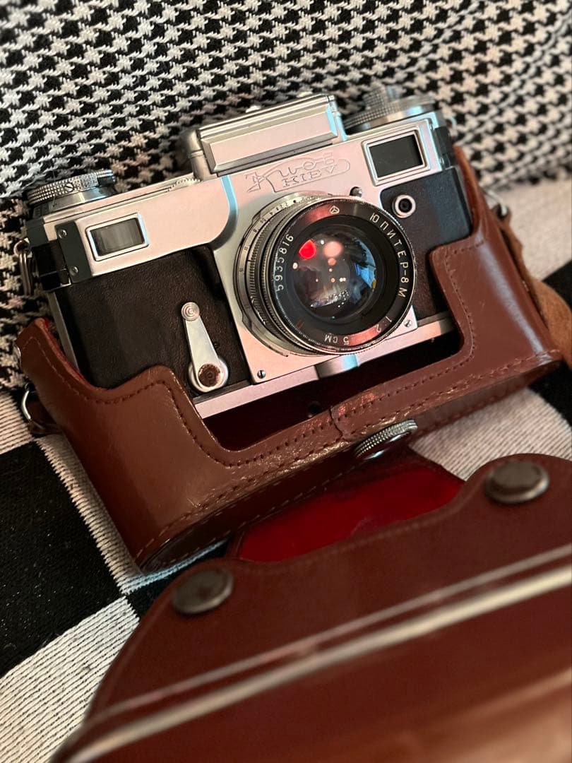 Kiev 4 フィルムカメラ ＋レンズ＋フード革ケースひ付き
