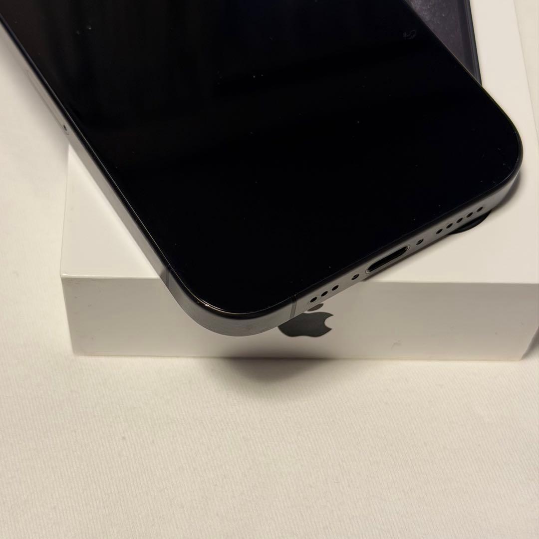 Apple iPhone 15 Pro ブラックチタニウム 本体
