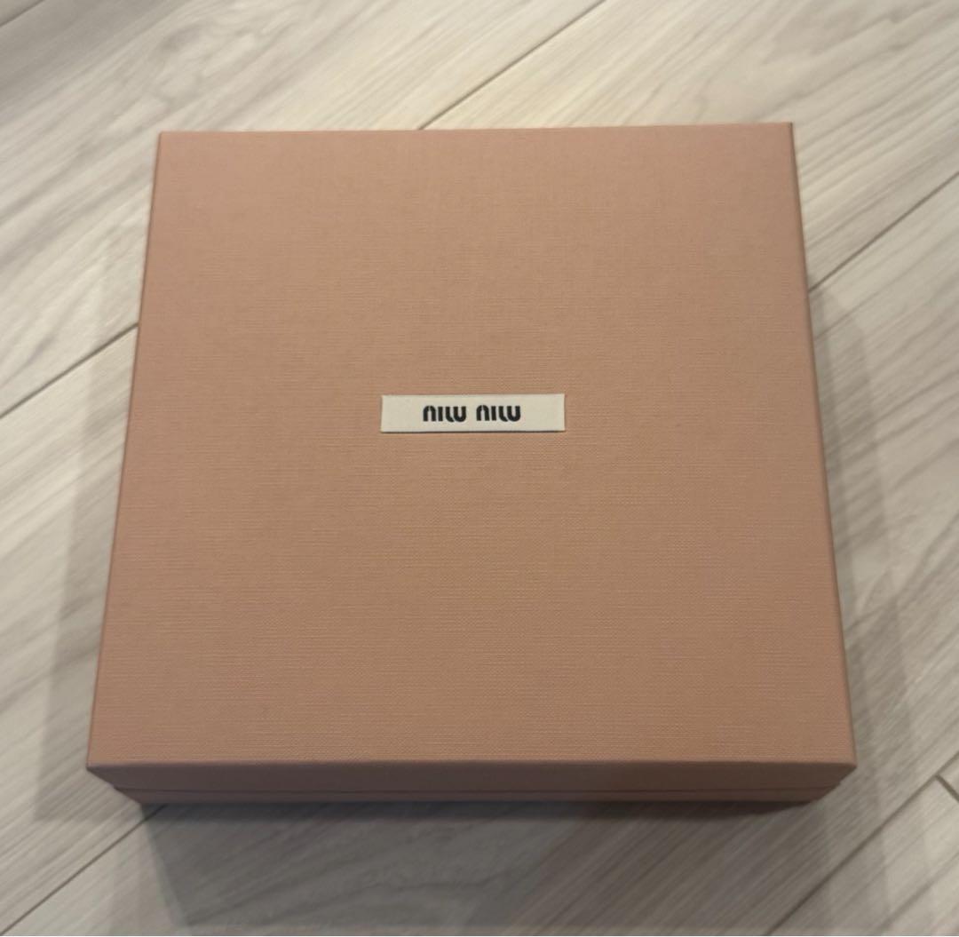 新品　MIU MIU ミュウミュウ カチューシャ 白