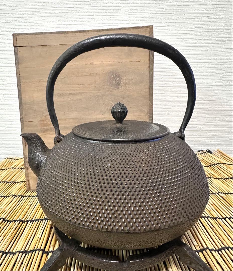 未使用品、木箱付　南部盛岡川勝造　１５型アラレ　南部鉄瓶　イコニコサン様売約済み