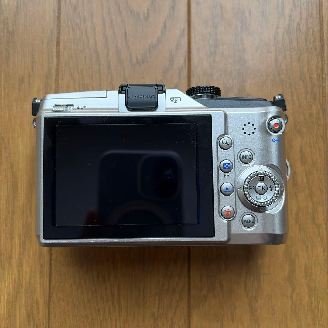 OLYMPUS ミラーレスカメラ(E-PL2)本体、レンズ2個と付属品