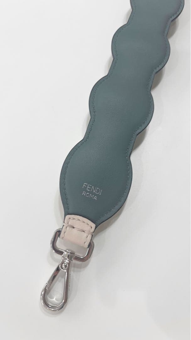 【美品⭐︎】FENDI フラワーモチーフ ショルダーストラップユー