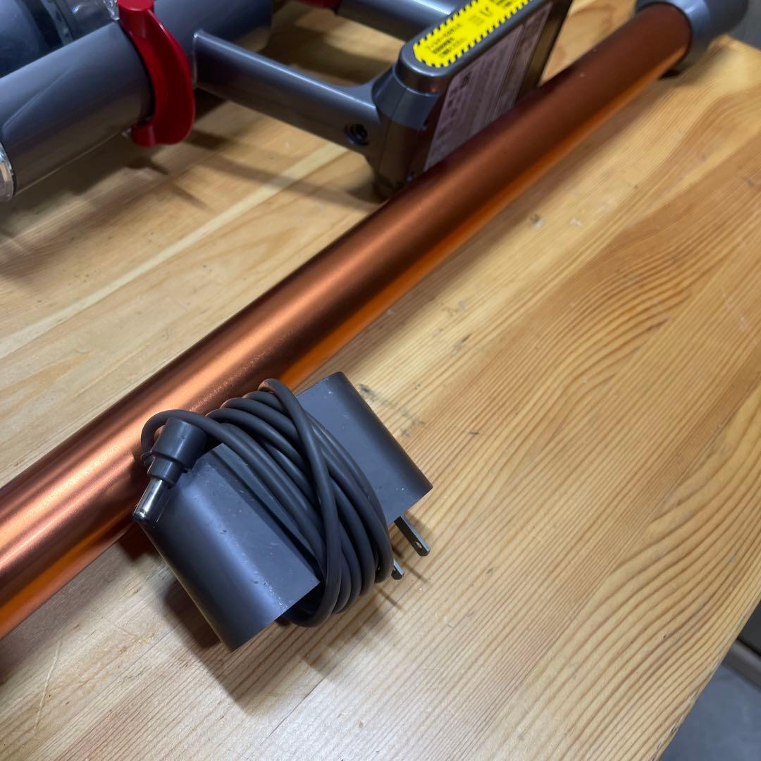 ￼動作確認済みdyson cyclone V10 fluffy 掃除機sv12