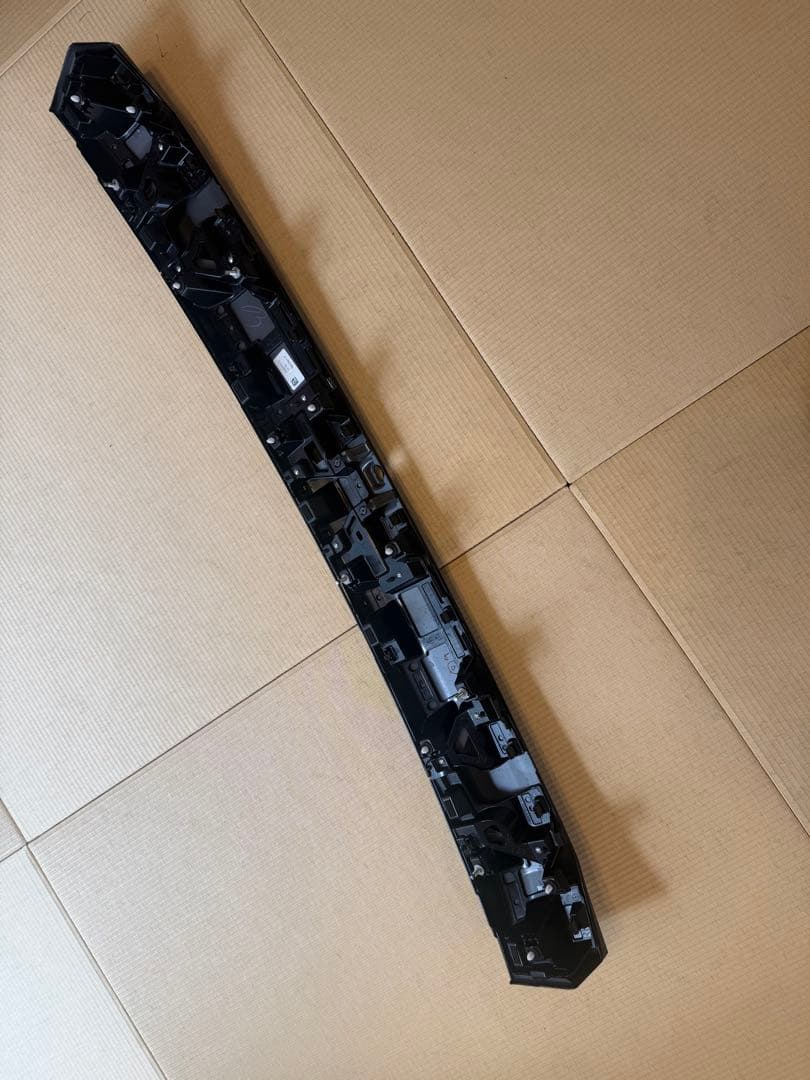 新型デリカD5純正リアガーニッシュ一体リアエンブレム　新車外し未使用