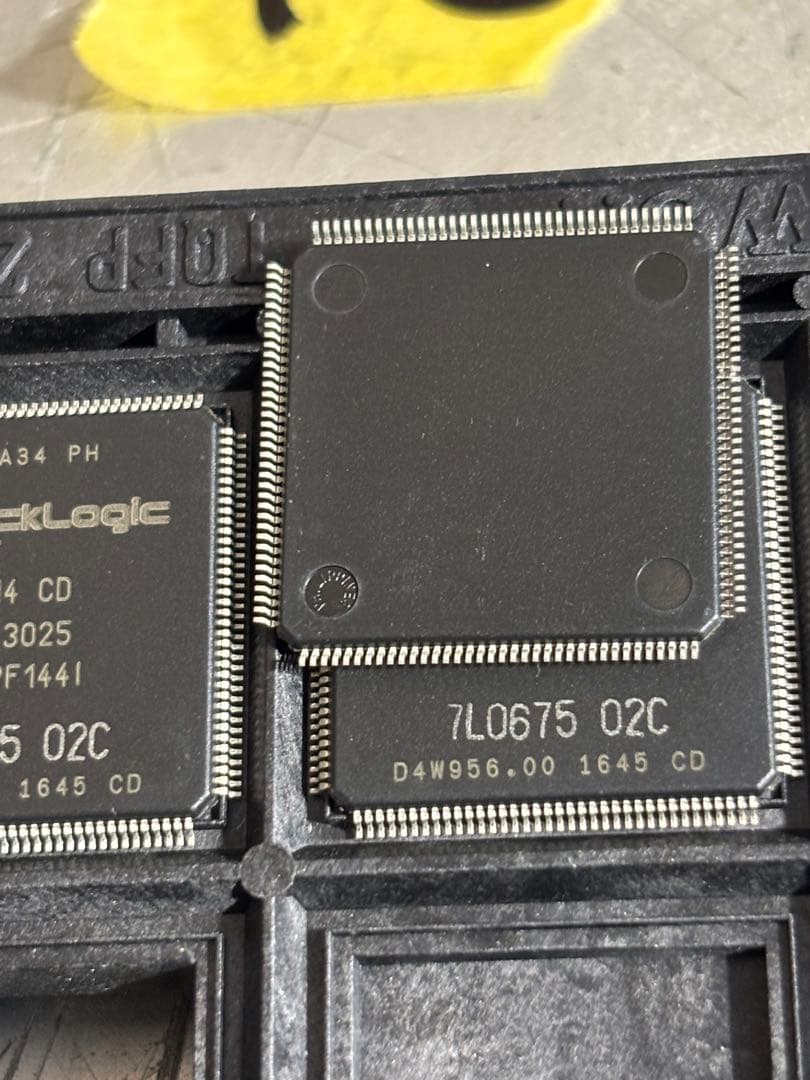 (5個)IC チップ　QL3025-0PF144I QuickLogic。未使用