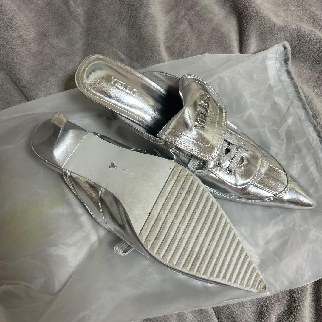 YELLO シルバーポインテッドトゥミュール