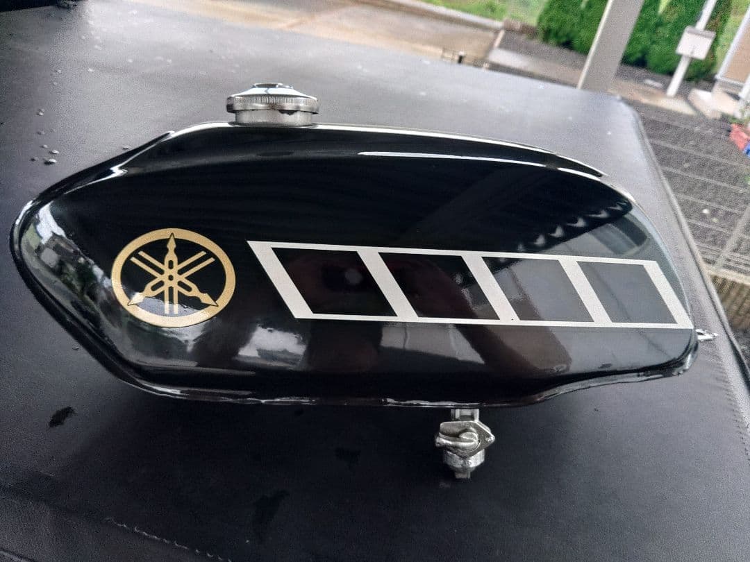 Yamaha バイクタンク 黒 ストライプ