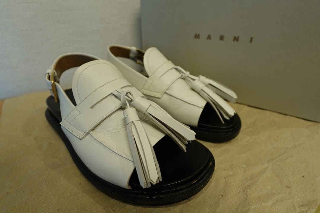 MARNI タッセル付きホワイトサンダル