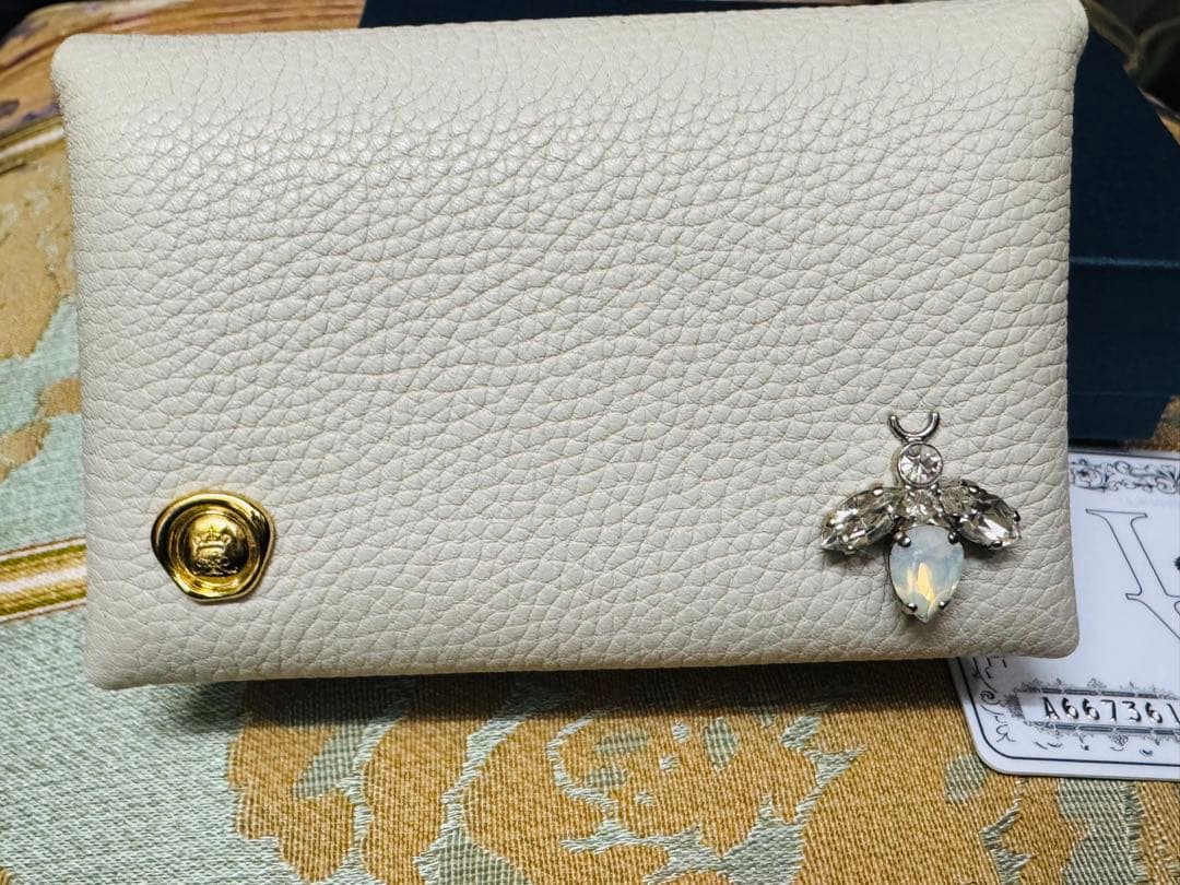 A.D.M.J. スワロフスキー　カードケース　レザー 名刺入れ アイボリー 蜂