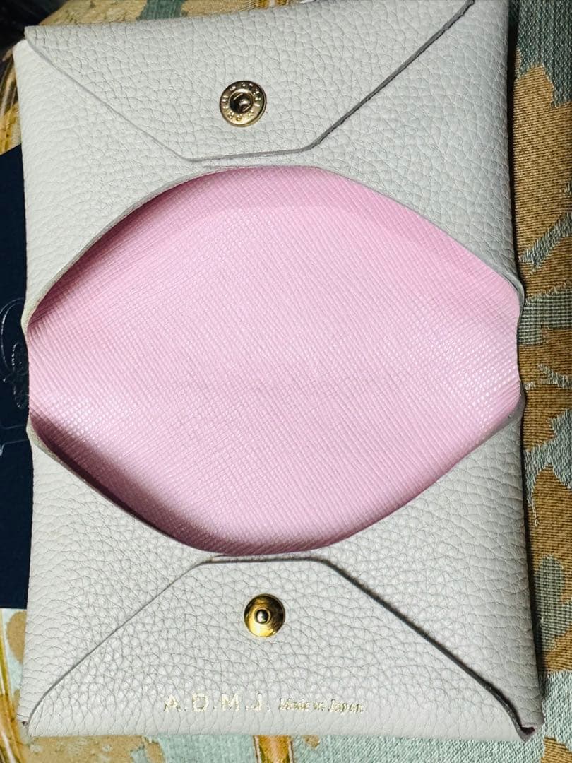 A.D.M.J. スワロフスキー　カードケース　レザー 名刺入れ アイボリー 蜂