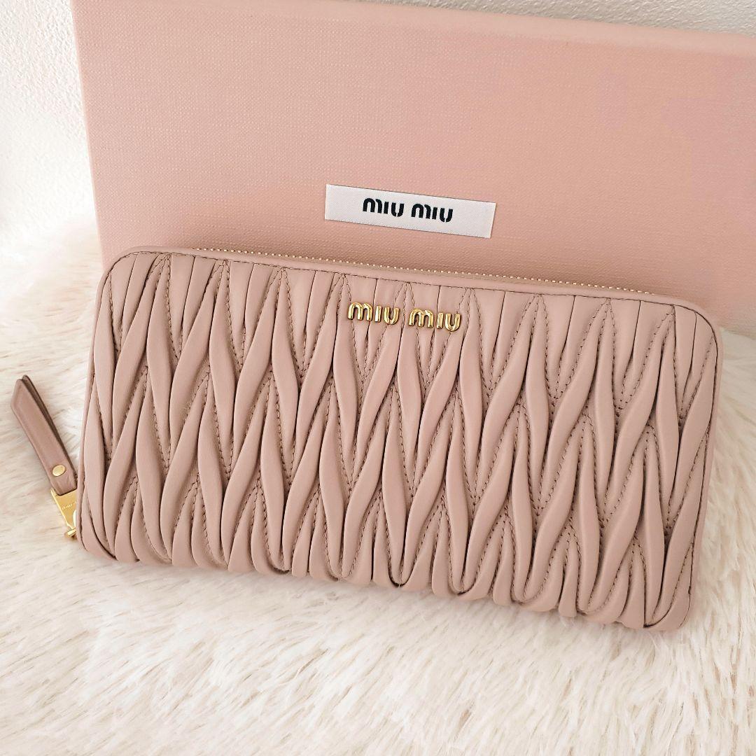 miu miu　ラウンド長財布　マテラッセ　レザー　ピンクベージュ　ミュウミュウ
