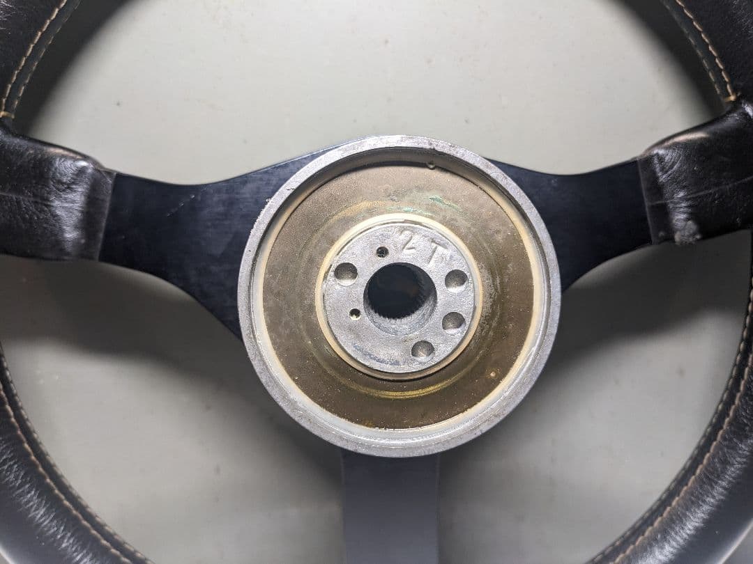 MOMO Cavallino ステアリング ● ホーンボタン、ボス付き