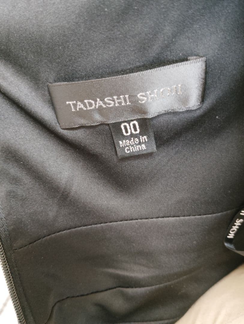 タダシショージレース装飾付き黒ロングドレス