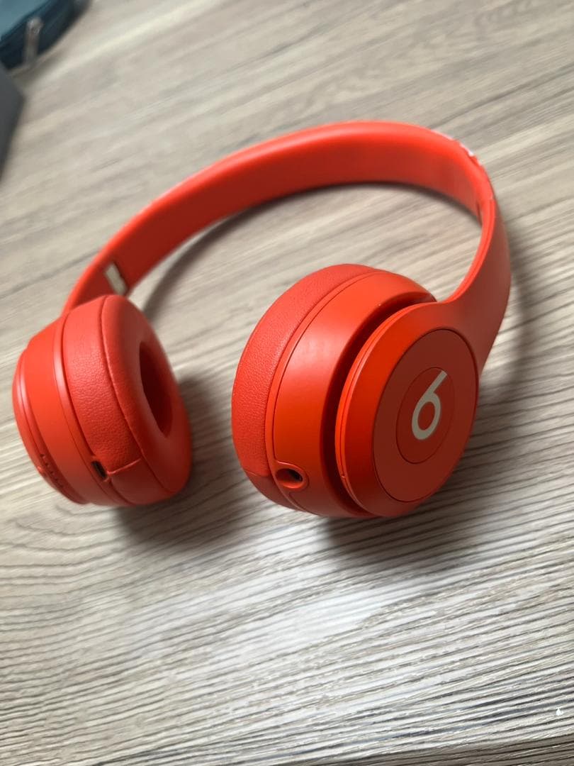 beats ヘッドホン　赤色