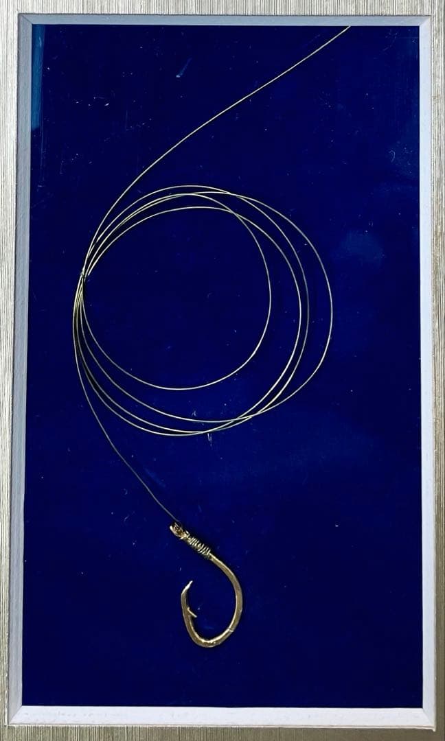 飾り盾　純金製の釣り針(K24刻印　約0.9グラム)