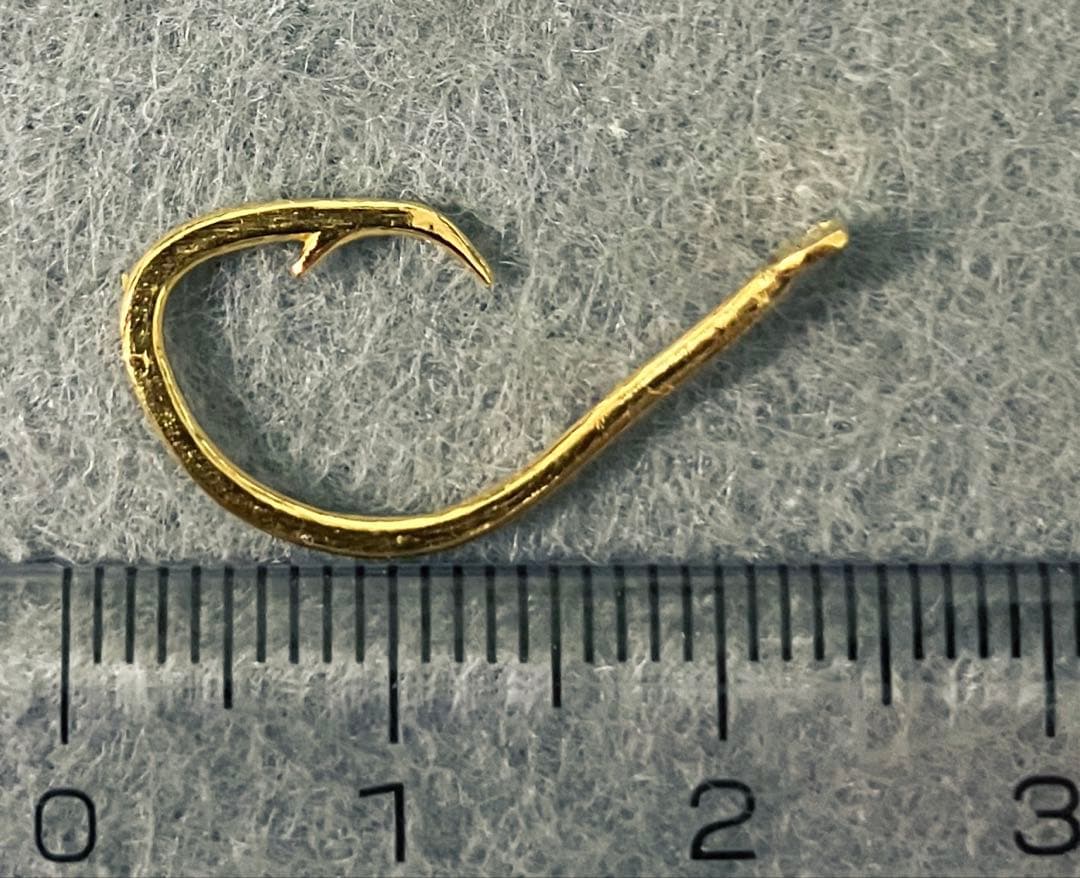 飾り盾　純金製の釣り針(K24刻印　約0.9グラム)