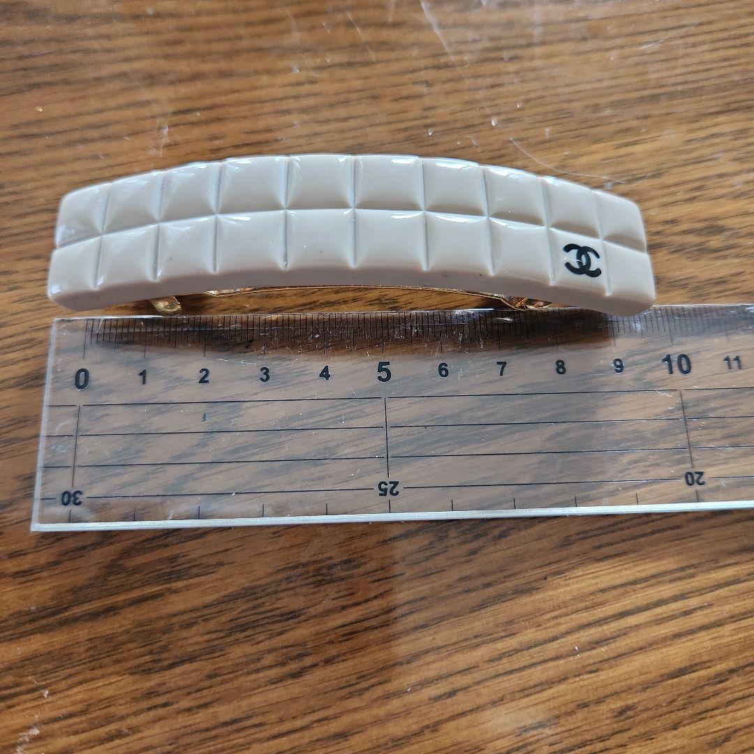CHANEL チョコバーアイボリー バレッタココマーク入り