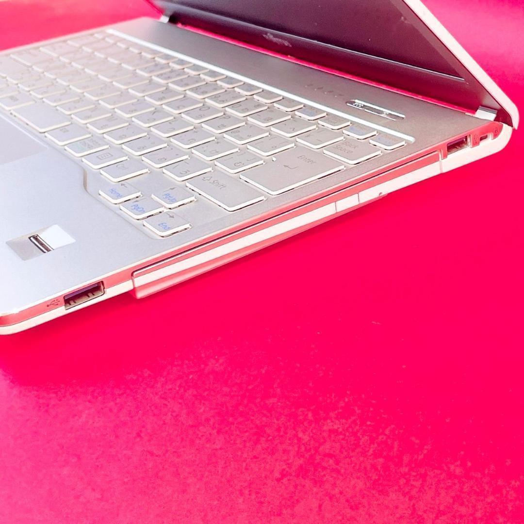 小型軽量❣️薄型ノートパソコン✨️可愛いホワイト✨️動作良好SSD！事務作業カメラ付き