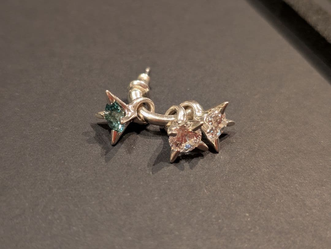 e.m.イーエム　グリーンのストーン入り3連ピアス　片耳　SILVER