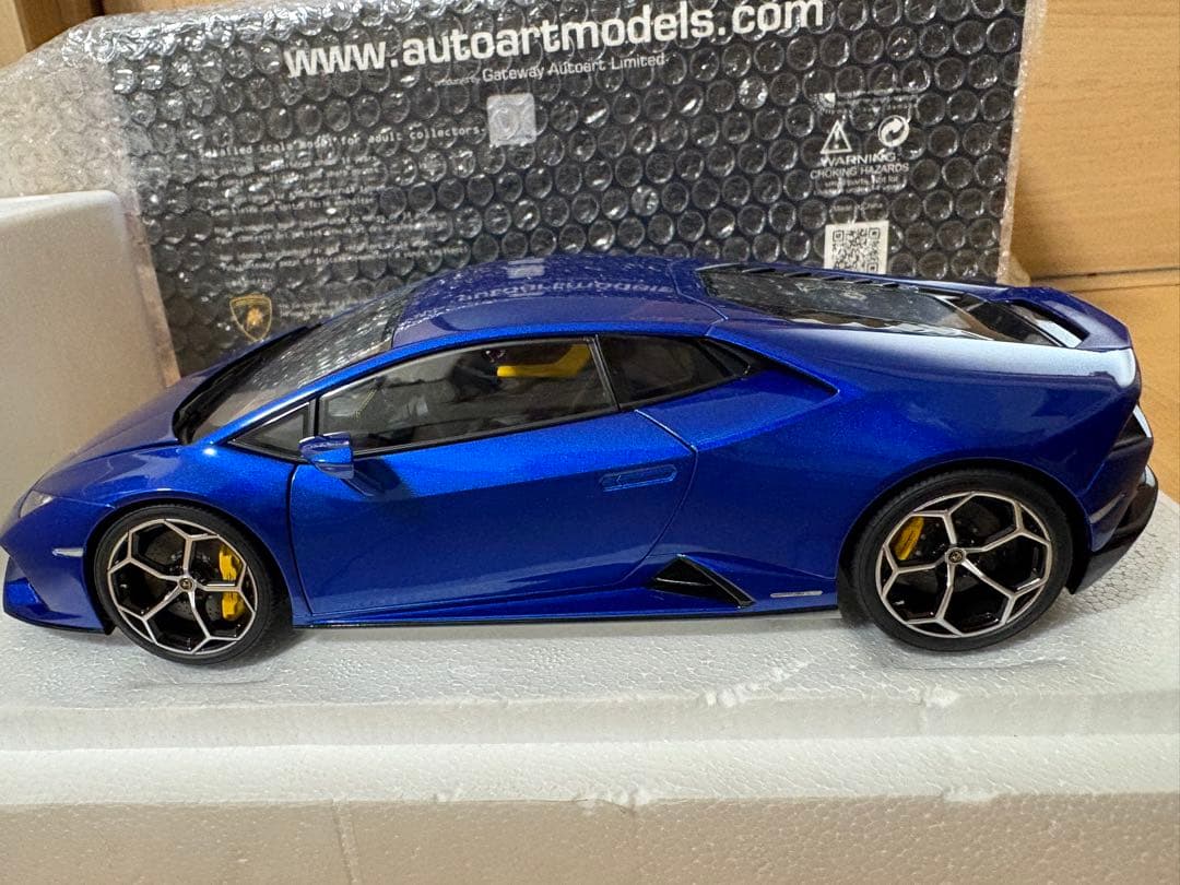 新品同様オートアート　ランボルギーニ ウラカン EVO （メタリック・ブルー）