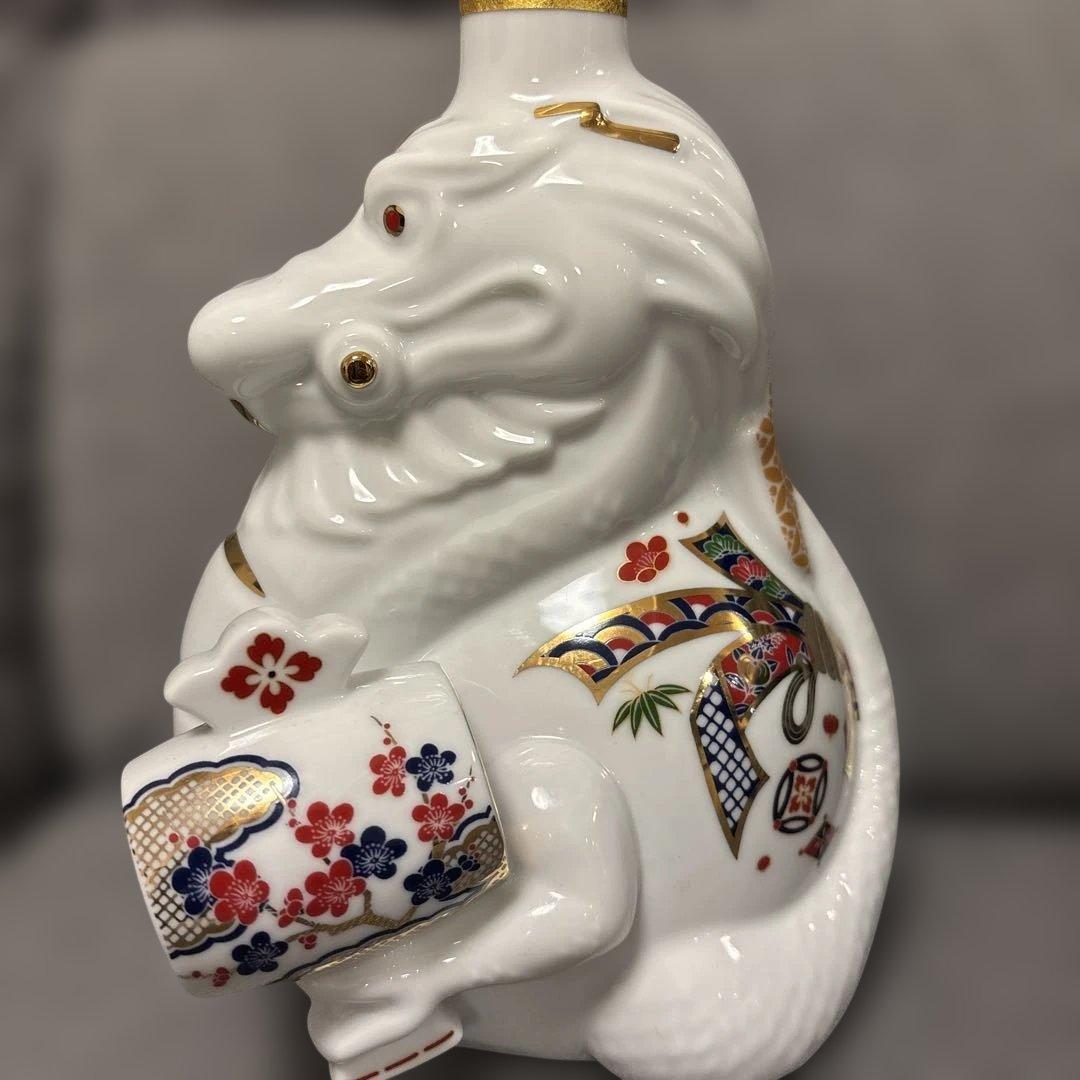 サントリー ローヤルウイスキー 干支ボトル　辰年2024年陶器ボトル 600ml