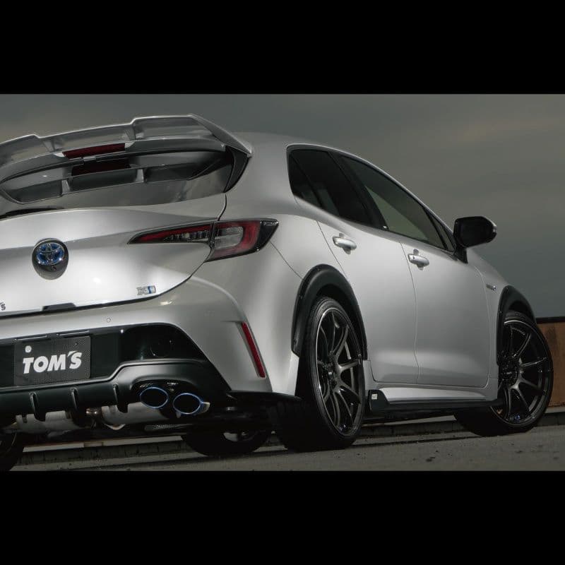 トムス　カローラスポーツ　オーバーフェンダー