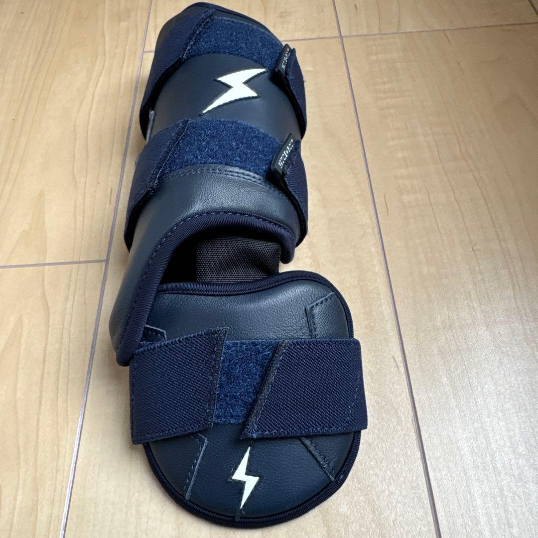 ⚾️BRUCE BOLT PREMIUM PRO ユース フットガード 右打者用