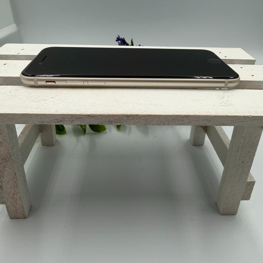 【美品】iPhone SE第3世代 64GB スターライト 390