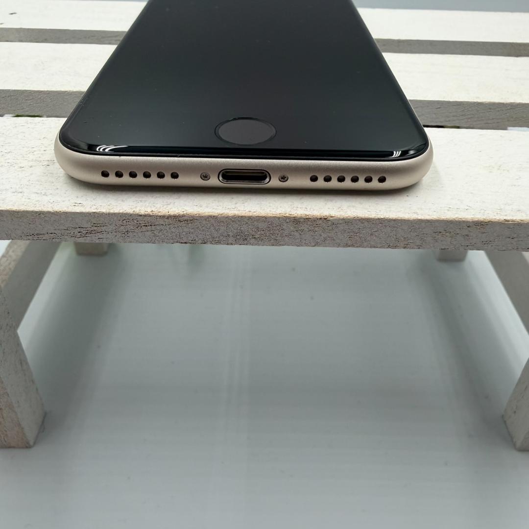 【美品】iPhone SE第3世代 64GB スターライト 390