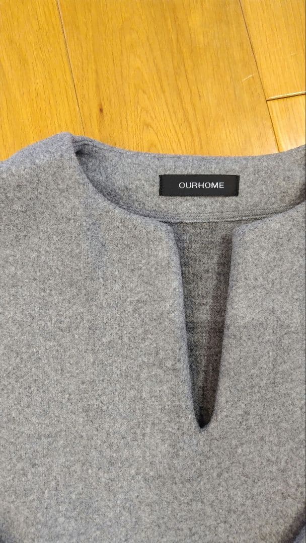 our洗えるウール混素材のキーネックプルオーバー杢グレー