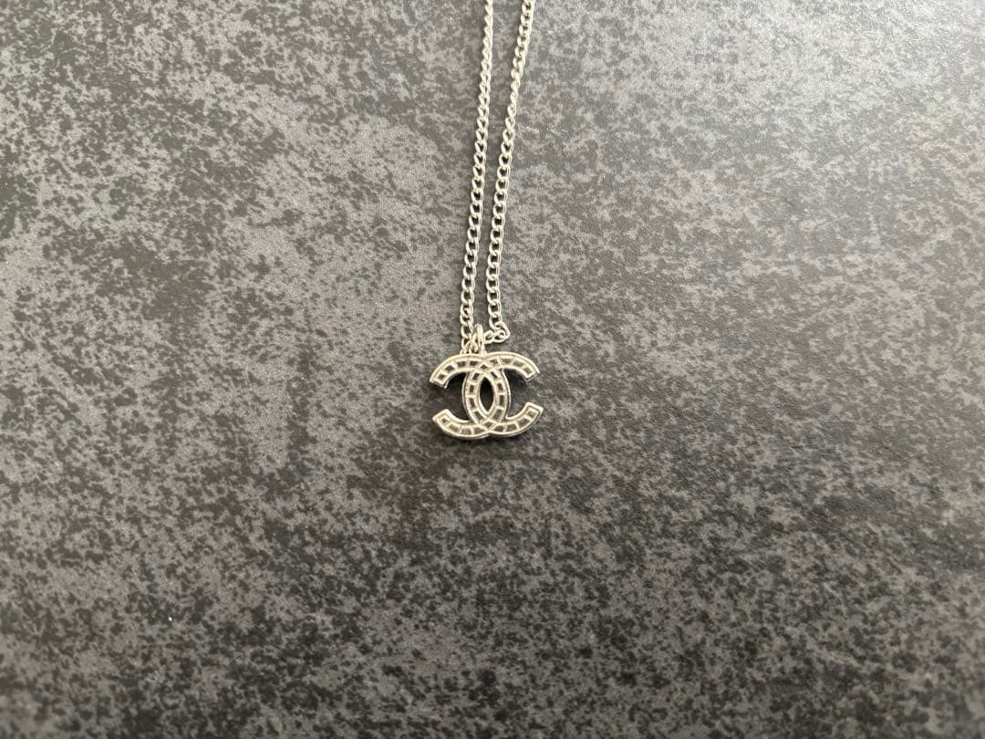 CHANEL シルバー ロゴペンダントネックレス