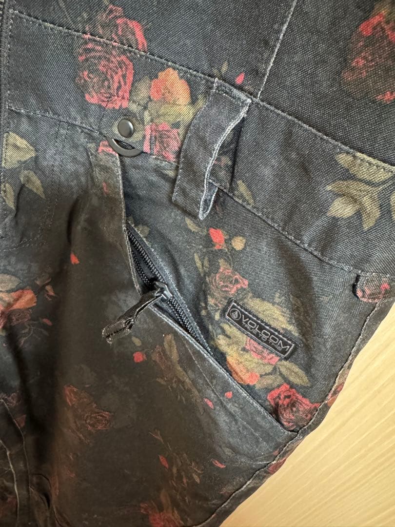 VOLCOM ボルコム スノーボードウェア パンツ ビブパン レディース 花柄
