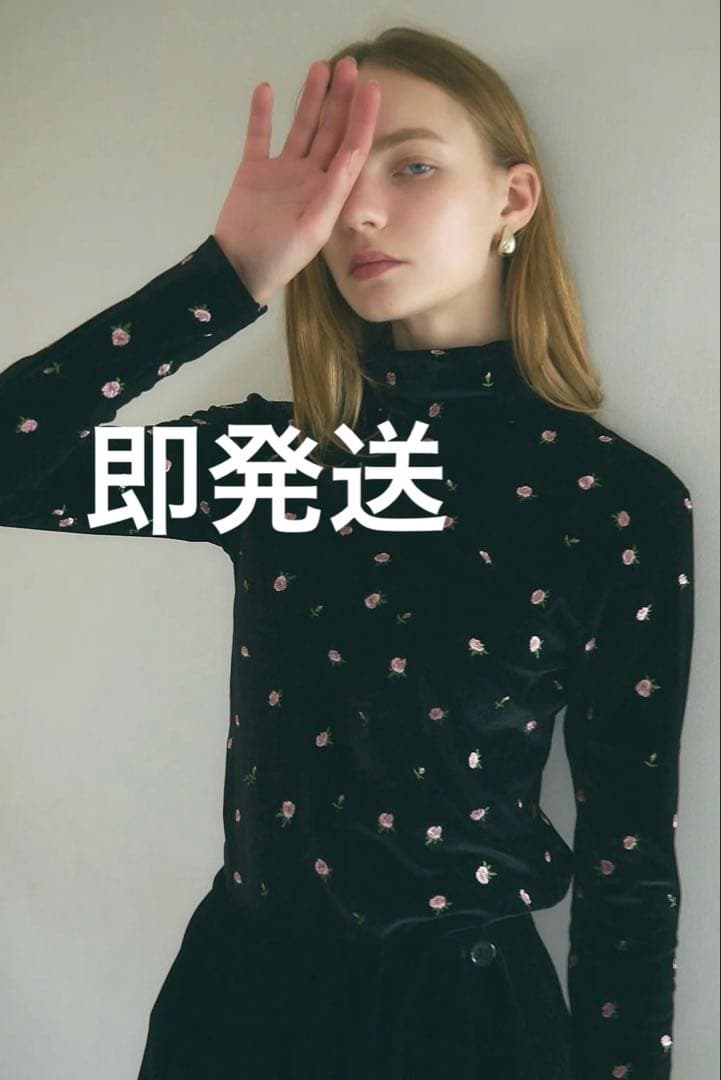 Rosy luce FLOWER VELOR TOPS（フラワーベロアトップス）