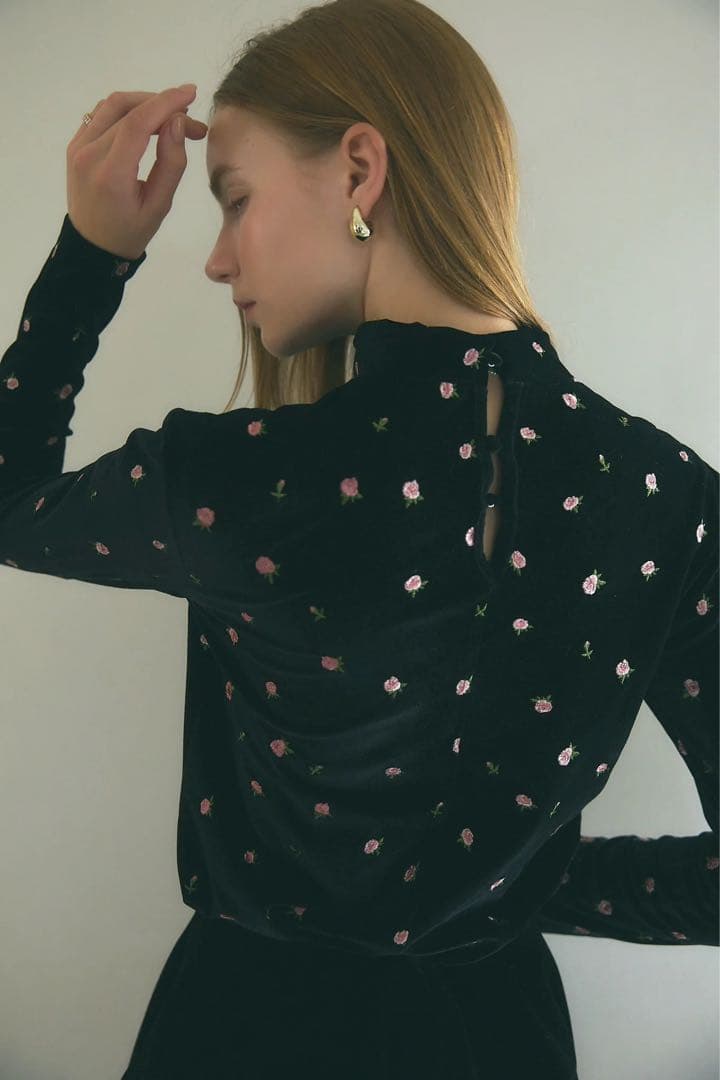 Rosy luce FLOWER VELOR TOPS（フラワーベロアトップス）
