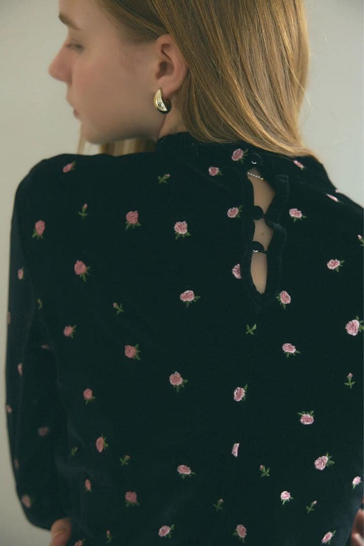 Rosy luce FLOWER VELOR TOPS（フラワーベロアトップス）