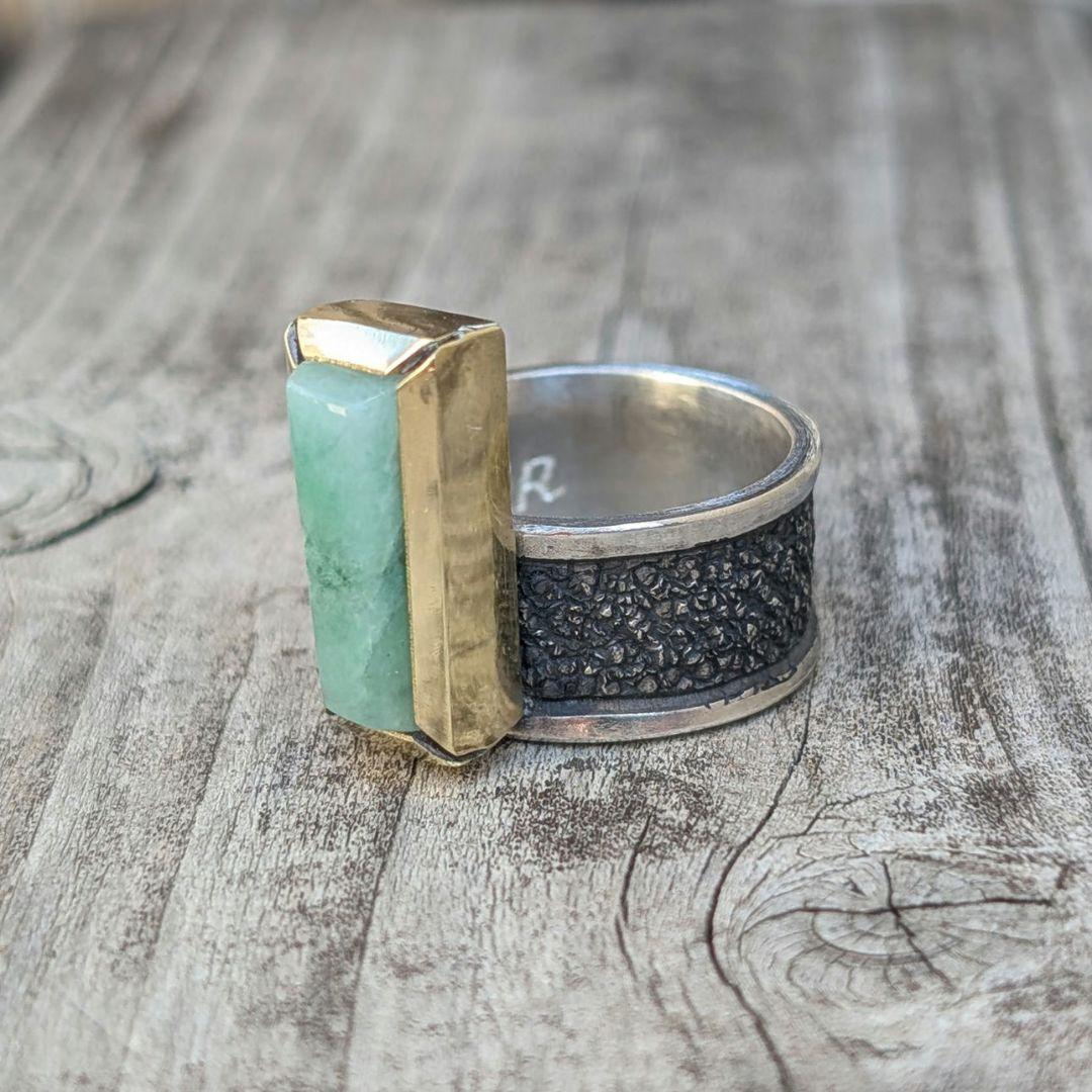 ハンドメイドの糸魚川翡翠リング　インディアンジュエリー風