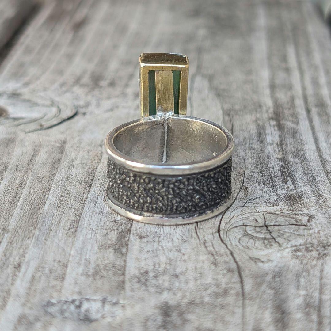 ハンドメイドの糸魚川翡翠リング　インディアンジュエリー風