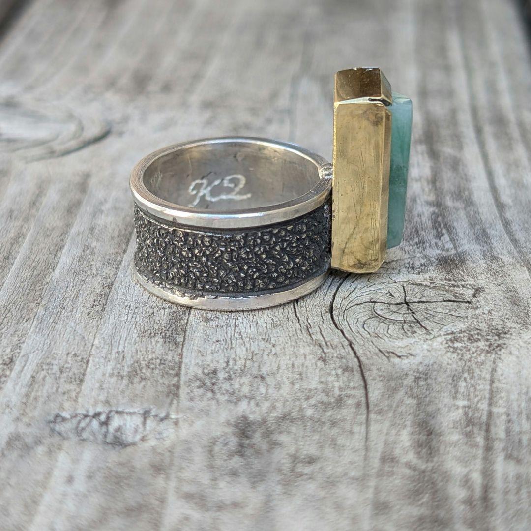 ハンドメイドの糸魚川翡翠リング　インディアンジュエリー風