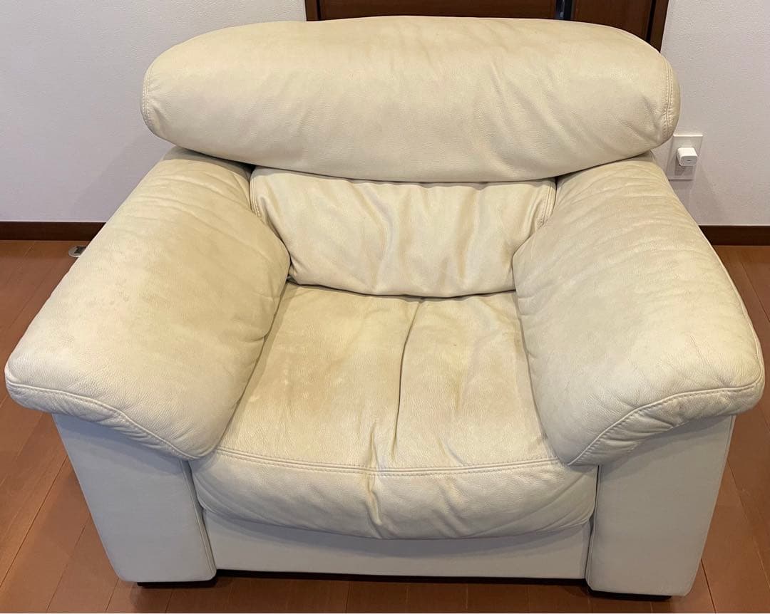 IDC大塚家具1人掛け総革張りソファ（送料12,000円込）