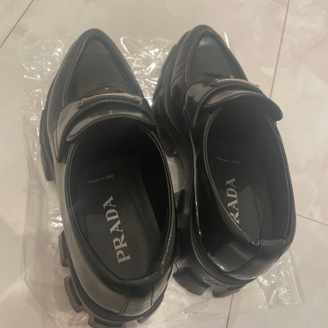 PRADA モノリス ブラッシュド レザー ポインテッド トゥ ローファー　36