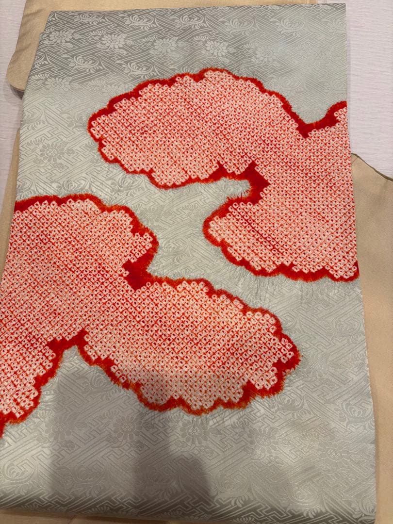 芸舞妓さんのようなはんなりした着こなし　絞り名古屋帯　水色に雲取り　ゑり萬畳紙付