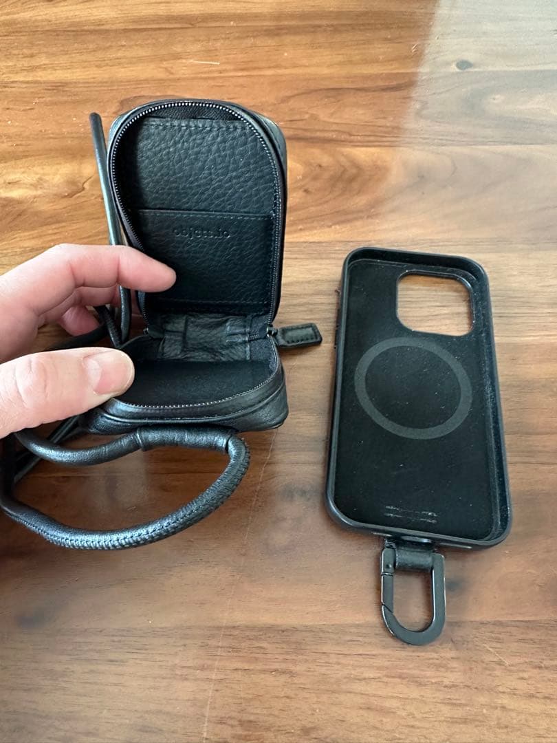 objcts.io ブラック レザー ストラップ付きiPhoneケース